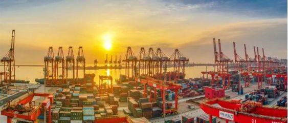 山東港口日照港創(chuàng)國內(nèi)最大內(nèi)貿(mào)集裝箱船裝卸新紀錄，彰顯港口綜合實力